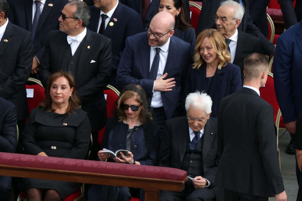 La cerimonia di intronizzazione di Papa Leone XIV a Roma segna l'inizio del suo pontificato, un...