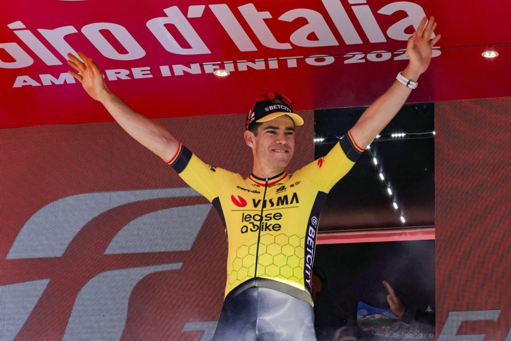 Wout VAN AERT trionfa al Giro d’Italia 2025 La vittoria di Wout VAN AERT Wout VAN AERT del Team...