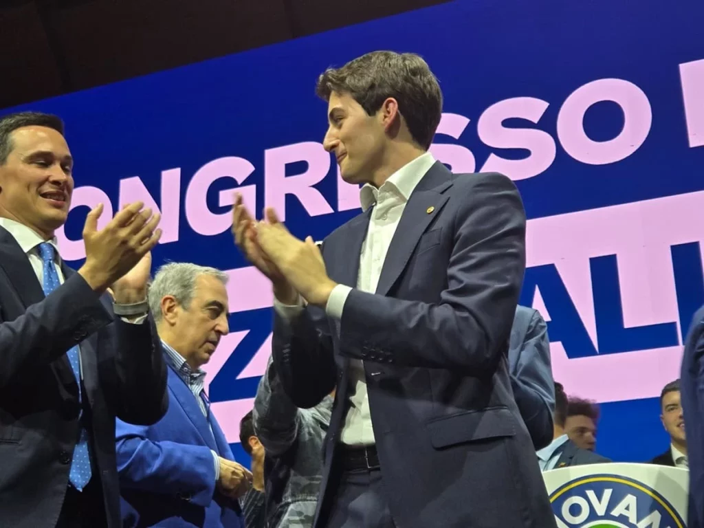 Simone Leoni è stato eletto nuovo segretario di Forza Italia Giovani durante un congresso a Roma...