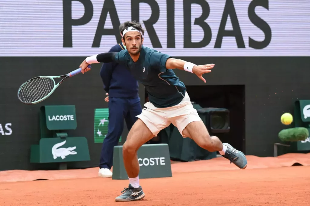 Musetti trionfa al debutto a Parigi, omaggiando il re Nadal con entusiasmo.
