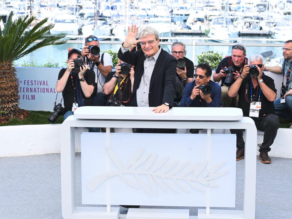 Mario Martone ha presentato a Cannes 78 il suo film "Fuori", unico rappresentante italiano in...
