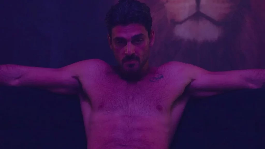 Michele Morrone svela il misterioso tatuaggio in un luogo segreto. Scopri di più!