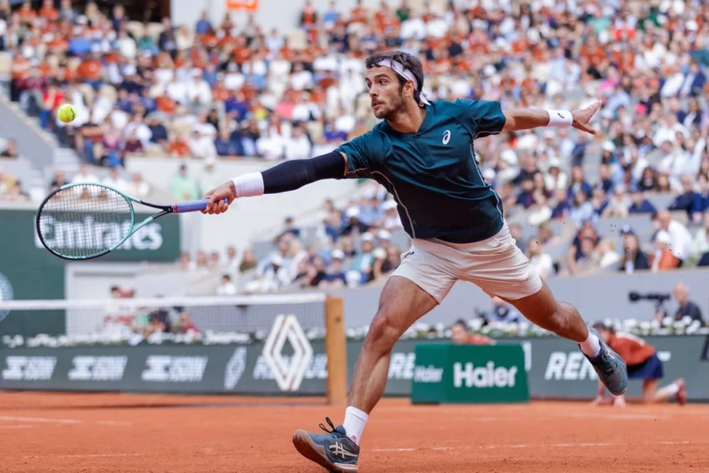 Musetti e Paolini al terzo turno del Roland Garros; Alcaraz avanza, Ruud eliminato.