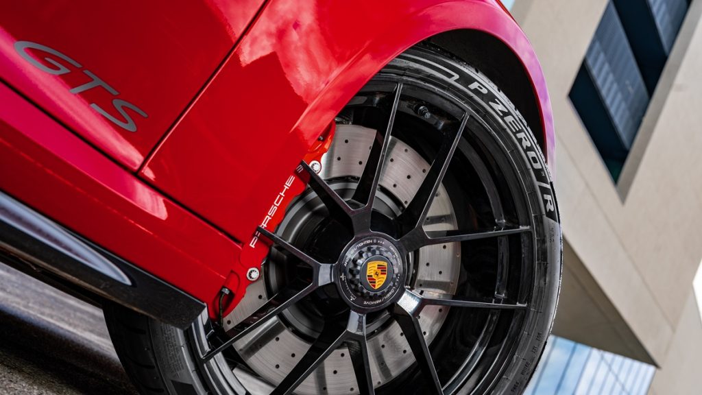Pirelli fornisce pneumatici alla Porsche 911 GTS, la prima con motore ibrido.