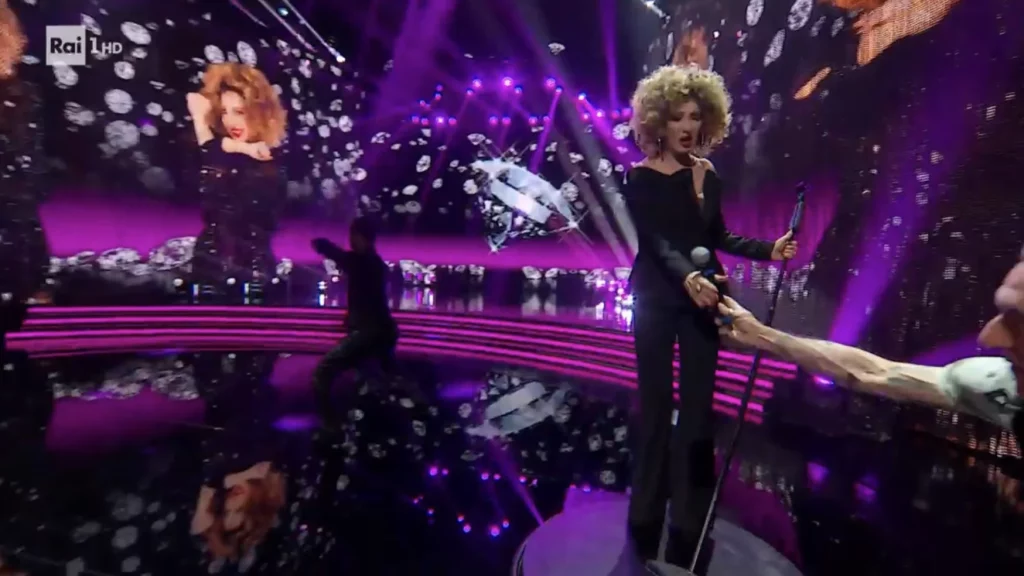 Marcella Bella dimentica il microfono e svela il playback: gaffe virale a Ballando.