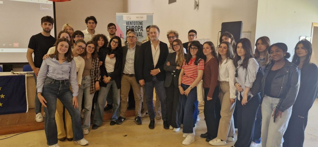 Giovani di Ventotene discutono la cittadinanza europea partecipata per un futuro inclusivo.