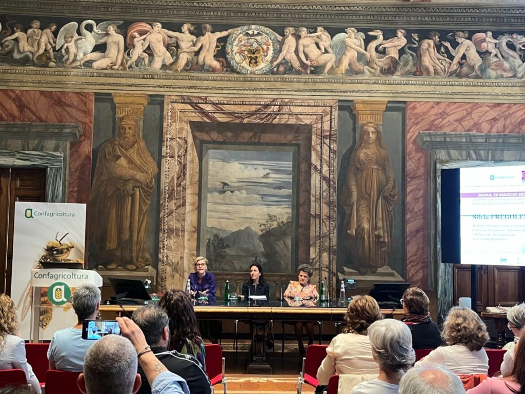 Premiate apicoltrici 2025: eccellenza e innovazione nel settore dell’apicoltura femminile.