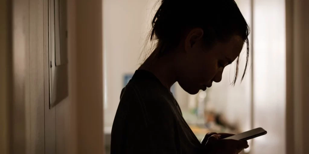 Adele Zeynep Walton sfida i forum pro-suicidio: un messaggio di speranza e resistenza.