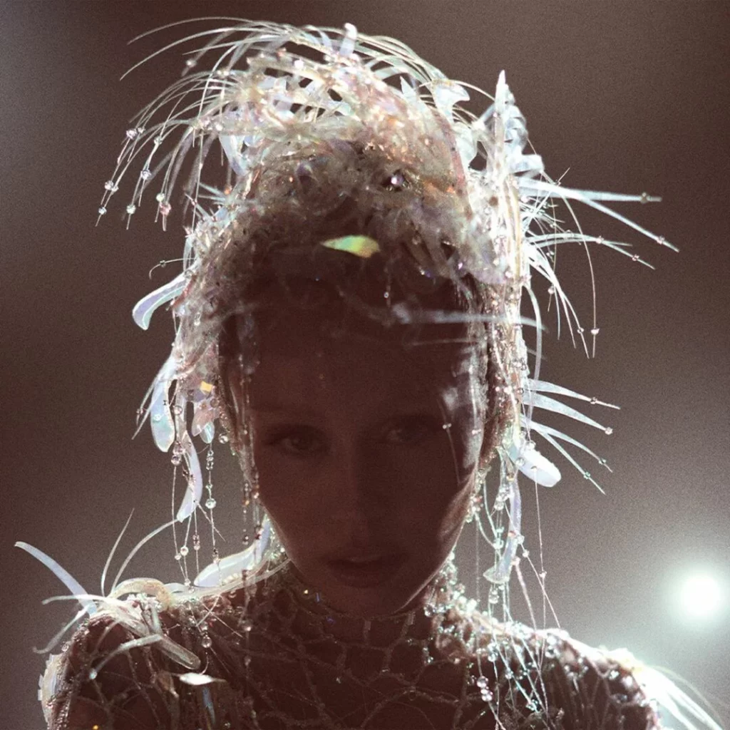 Il 30 maggio è uscito "Something Beautiful", il nuovo album di Miley Cyrus, artista influente nel...