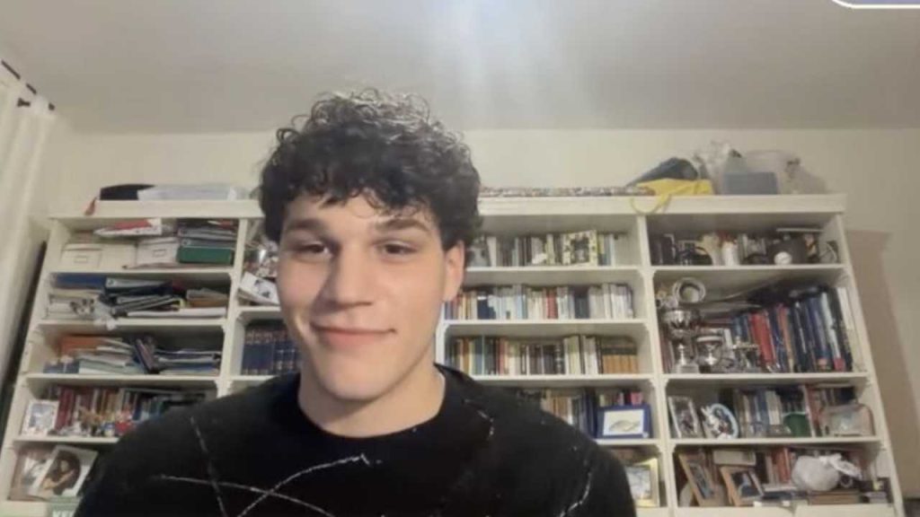 Il Segreto di Nicolò Filippucci: Una Cotta a "Amici" Nicolò Filippucci, artista emergente e...