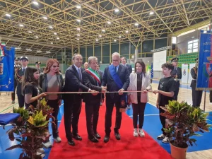 Gualtieri inaugura il nuovo palazzetto dello sport a Santa Marinella: un traguardo per la comunità.