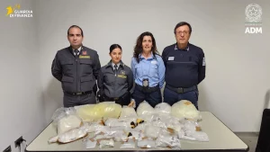 Fermati due spacciatori a Linate, sequestrati 2,6 kg di cocaina durante operazione anti-droga.