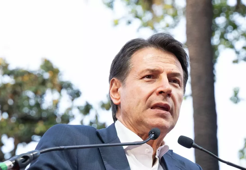 Il presidente del Movimento 5 Stelle, Giuseppe Conte, ha guidato un corteo a Roma contro il riarmo e...