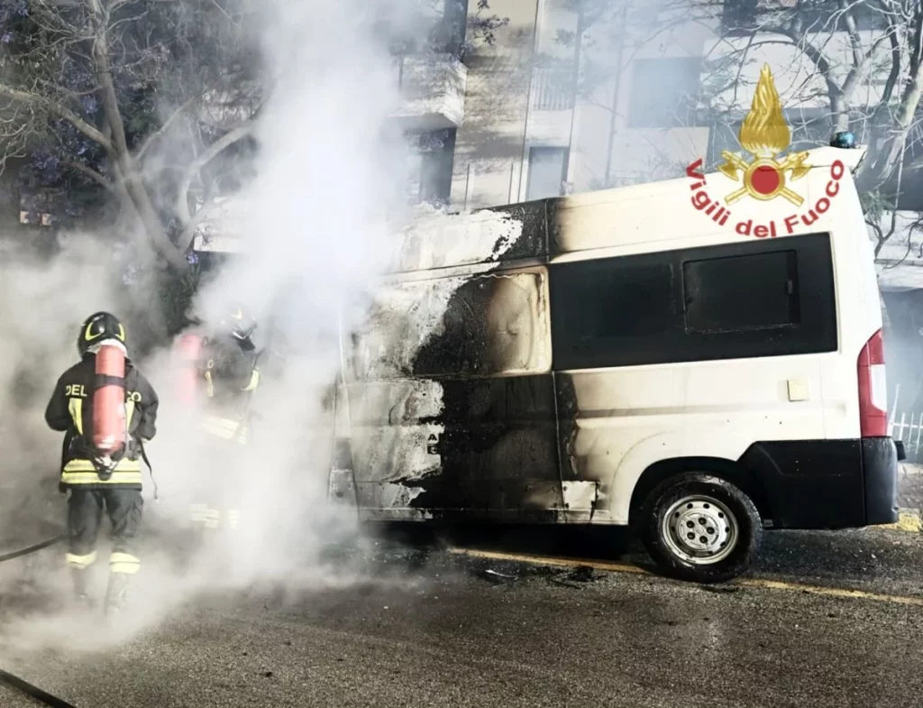 Ambulanze-incendio-Sardegna.jpeg