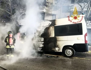 Ambulanze distrutte da incendi a Cagliari e Quartucciu: episodio inquietante e misterioso.