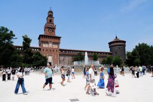 Castello-Sforzesco-turisti-milano-1.jpg