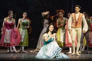 GISELLE-in-primo-piano-Martina-Pasinotti-a-destra-Alessandro-Casa╠C-Teatro-Massimo-Palermo-┬®-rosell.jpeg