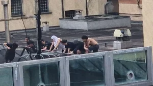 Rivolta nel carcere di Marassi a Genova: due agenti feriti durante l’incidente.