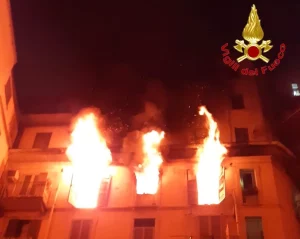 Tragedia a Milano: donna si lancia dal quinto piano per sfuggire a incendio mortale.