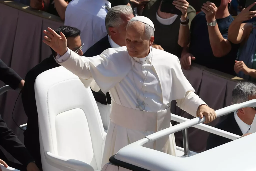 Papa-Leone-papamobile.jpg