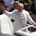 Papa a Monaco: “Prevaricazione mette a rischio la pace”. Attiviste bloccano papamobile, arrestate.