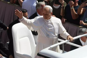 Papa-Leone-papamobile.jpg