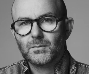 Sundsbo, il fotografo norvegese, firma il calendario Pirelli 2026 con la sua visione unica.