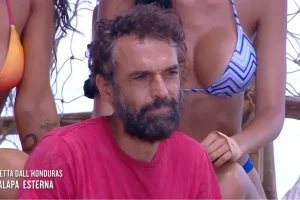 dino-giarrusso-triste-isol-dei-famosi-2025-screen-mediaset-play-.jpg.webp.webp
