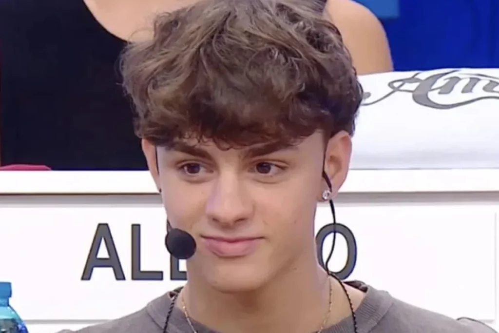 luk3-amici-24-sorride-seduto-SCREEN-mediaset-2025-.jpg.webp.webp