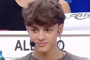luk3-amici-24-sorride-seduto-SCREEN-mediaset-2025-.jpg.webp.webp