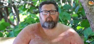 Lite tra Adinolfi e Chiara all’Isola dei Famosi 2025: Teresanna abbandona la spiaggia.