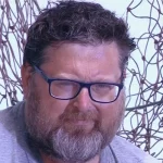 Mario Adinolfi si rasa a zero per una bistecca: Cruciani lo critica aspramente!