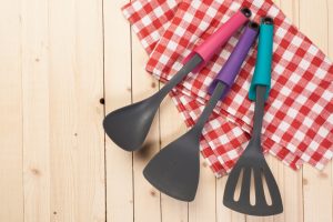 mestolo-spatola-plastica-utensili-cucina-poliammide-AdobeStock_113881042-e1749204561161-1920x1280.jp_.jpeg