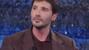 De Martino avvistato con una bionda: il dubbio di un collega lo “punge” pubblicamente.