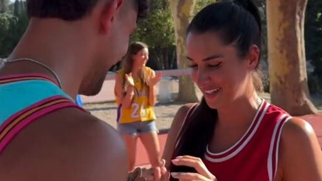 Amore e Sport: La Proposta di Matrimonio sul Campo da Basket Nel mondo delle celebrità, le storie...