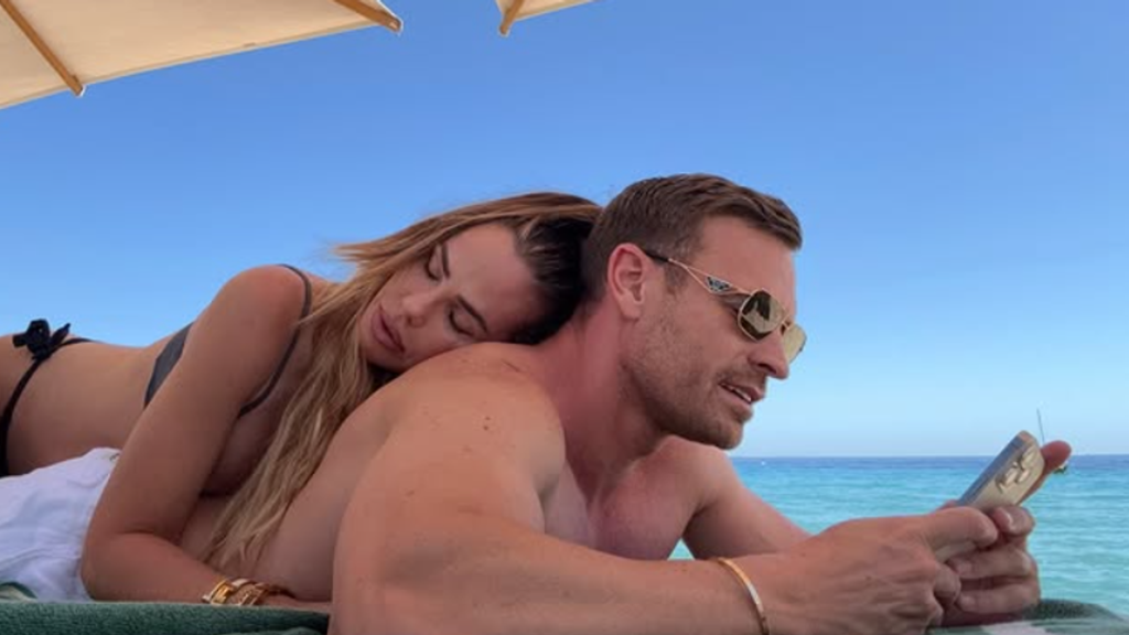 Ilary Blasi e Bastian Muller: Una Storia d'Amore Autentica Un Incontro Inaspettato Ilary Blasi e...