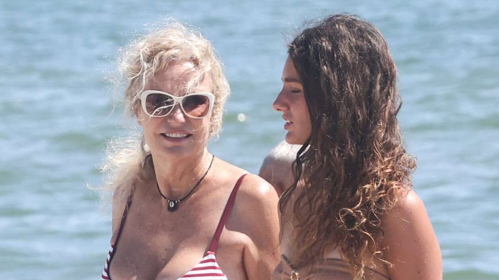 Licia Colò trascorre una giornata al mare con la figlia, momenti di gioia e relax.