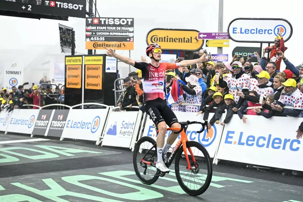 Arensman trionfa nella 19esima tappa del Tour, Pogacar mantiene la maglia gialla.