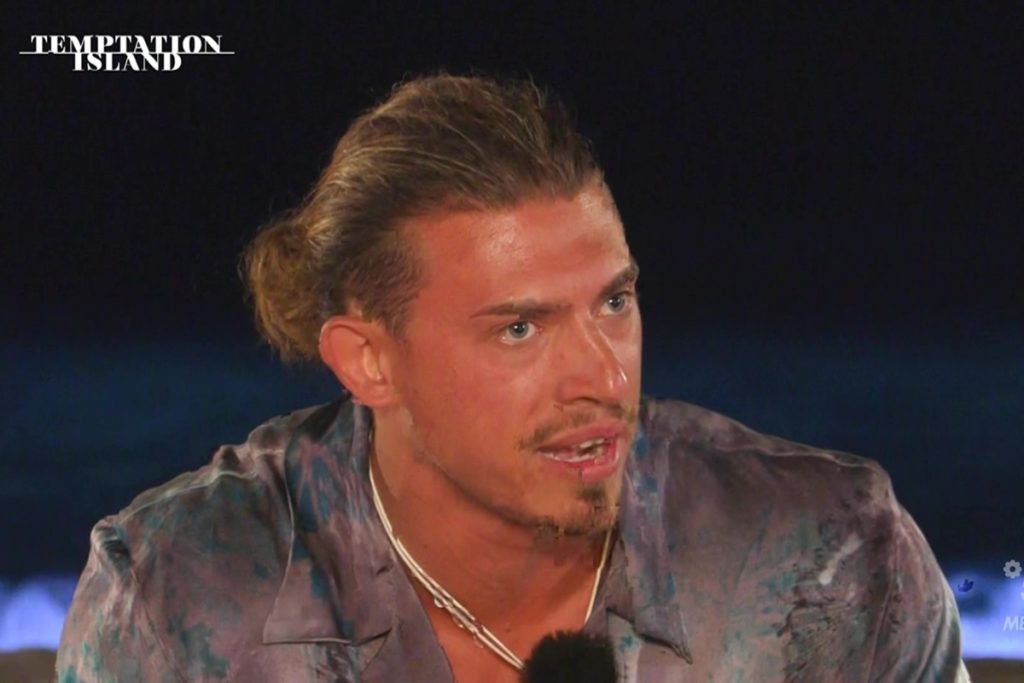 Simone sotto attacco per frase controversa a Temptation Island 2025: le dure parole di Pettinelli.