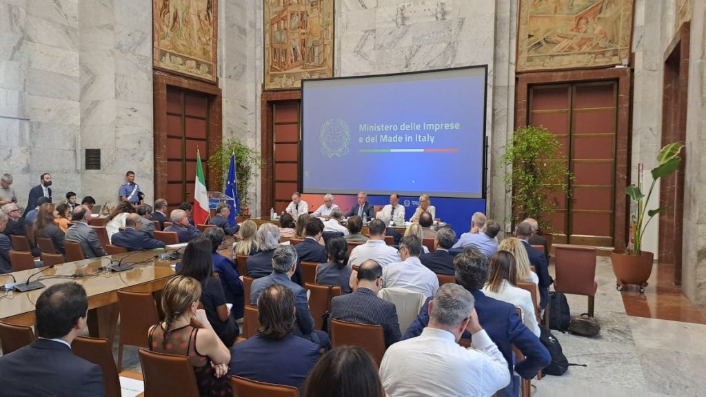 Il Tavolo Nazionale della Moda, presieduto dal ministro Adolfo Urso, si è concentrato su diverse...