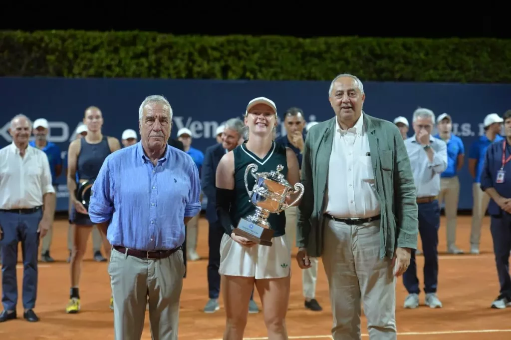 Francesca Jones trionfa ai Palermo Ladies Open: una regina del tennis italiano!