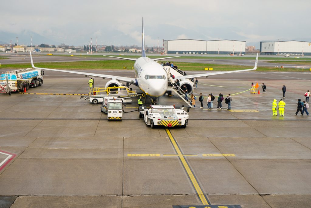 Tragedia all'Aeroporto di Milano Bergamo: Volo Sospeso per Incidente Mortale BERGAMO (ITALPRESS)...