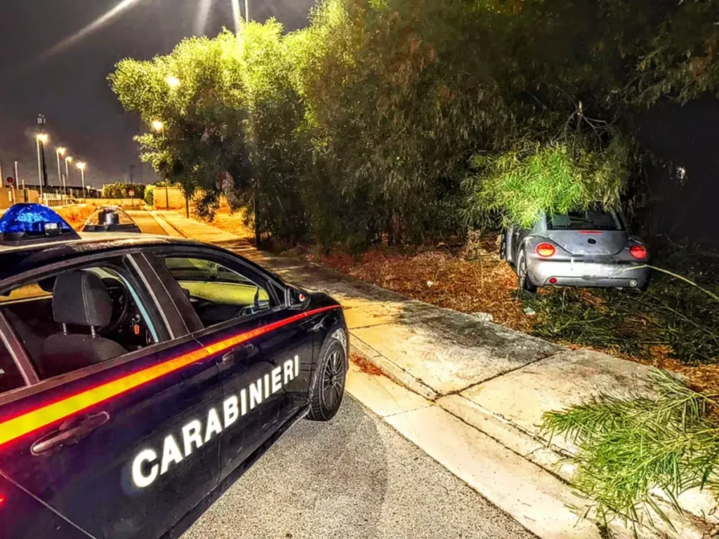Automobilista ubriaco scappa dai Carabinieri e si schianta contro un albero nel Cagliaritano.