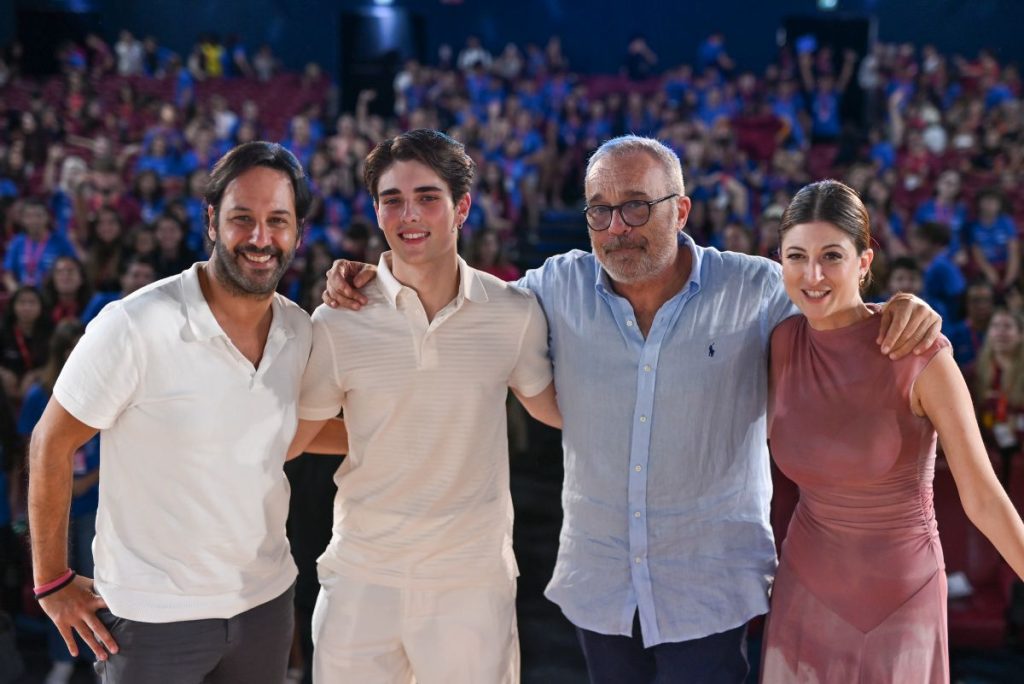 Cesaroni-mania imperversa a Giffoni: un tuffo nei ricordi tra nostalgici e nuovi fan.