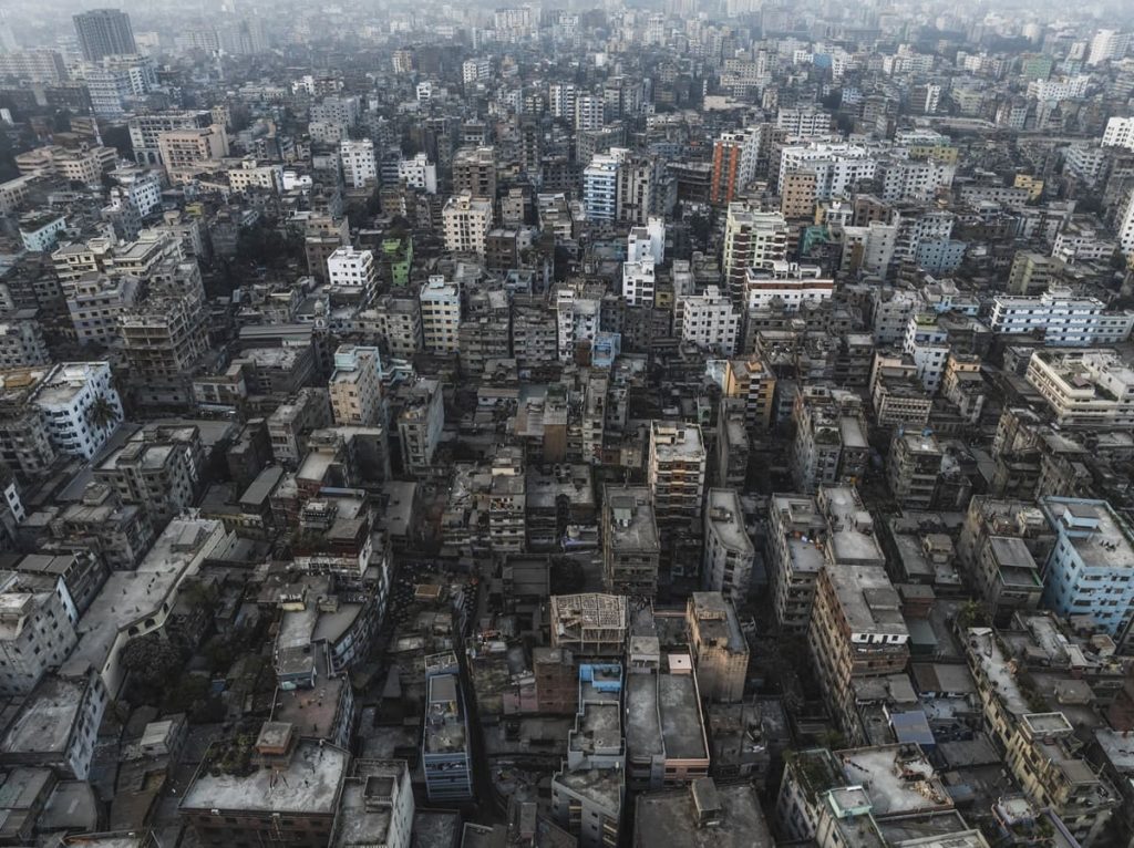 Tragedia a Dacca: Aereo Militare si Schianta su una Scuola Un tragico incidente ha scosso la...