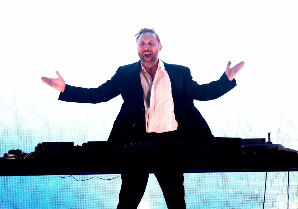 David Guetta, il celebre DJ e producer, ha lanciato oggi il suo nuovo singolo estivo "Together"...