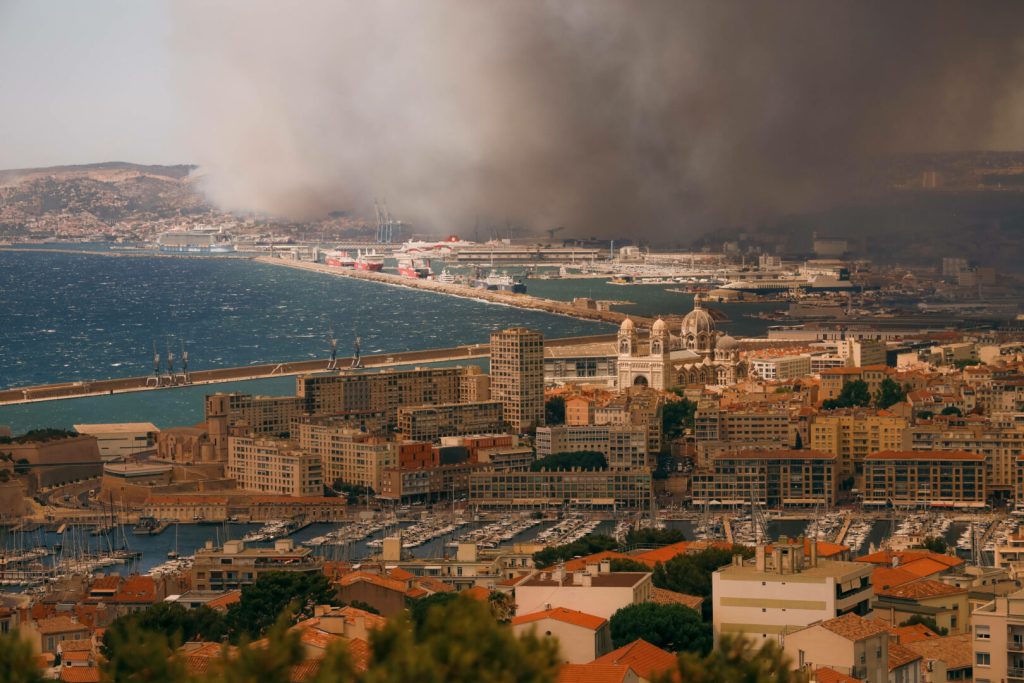 Incendio Devastante a Pennes-Mirabeau: Marsiglia in Emergenza Il 8 luglio 2025, un vasto incendio ha...