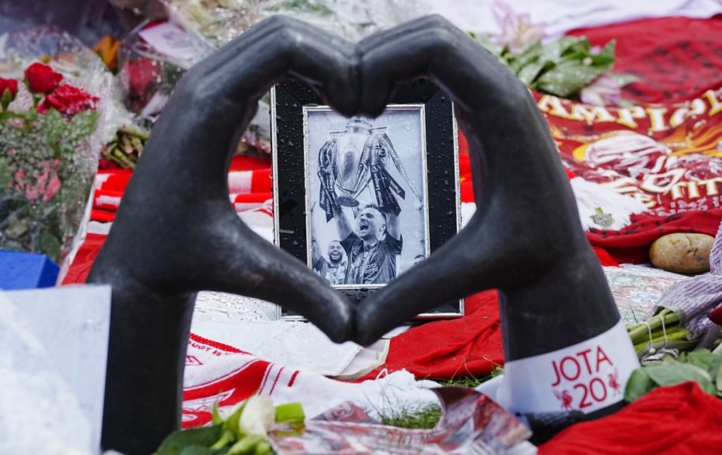 Un Tributo Emotivo al Calciatore Diogo Jota Il Liverpool FC ha deciso di ritirare la maglia numero...