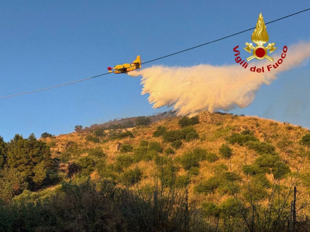 Incendi Sicilia: Vigili del Fuoco e Canadair al lavoro per spegnere le fiamme.