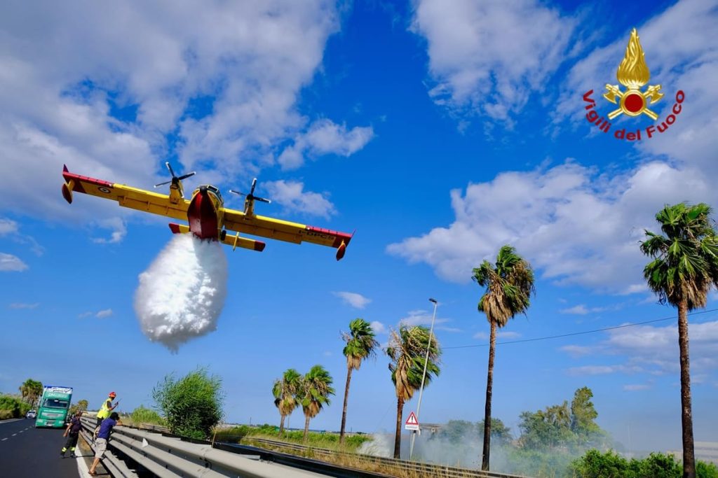 Voli ripristinati all’aeroporto di Catania dopo la domatura dell’incendio vicino allo scalo.